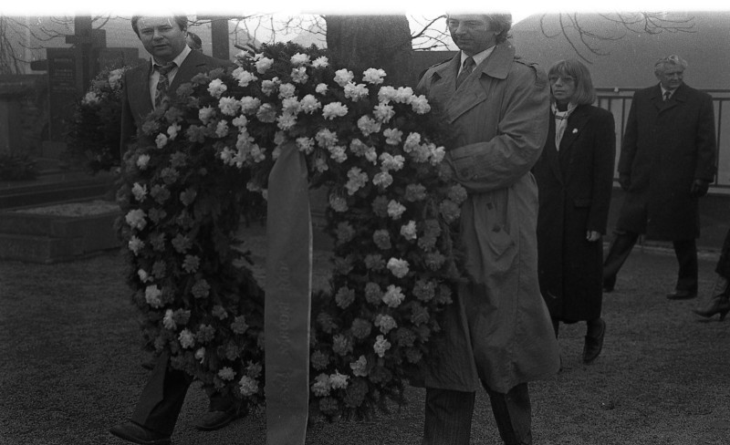 Dagmar Hochová - Pokládání věnců na hrobě Jana Masaryka na hřbitově v Lánech, 14. 3. 1991