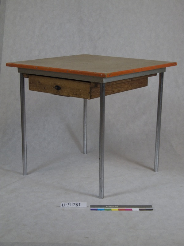 Robert Slezák - kuchyňský stůl s nohama z chromované trubkové oceli